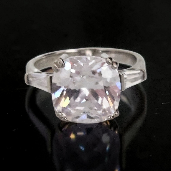 Jewelry - BELLA LUCE DIAMOND SIMULANT SOLITAIRE RING SIZE 8